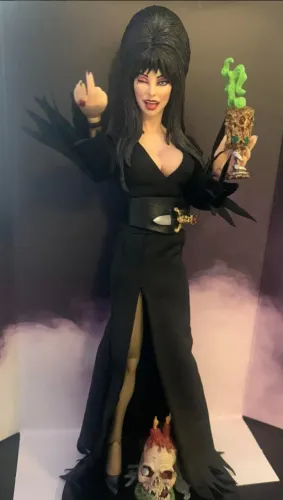 Boneco Elvira rainha das trevas Neca toys clothed action figure