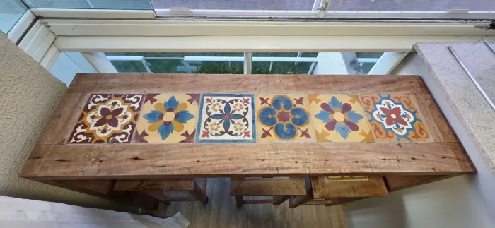 Mesa de madeira maciça com 3 banquetas
