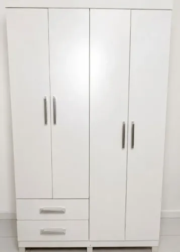 Guarda-roupa branco com pé