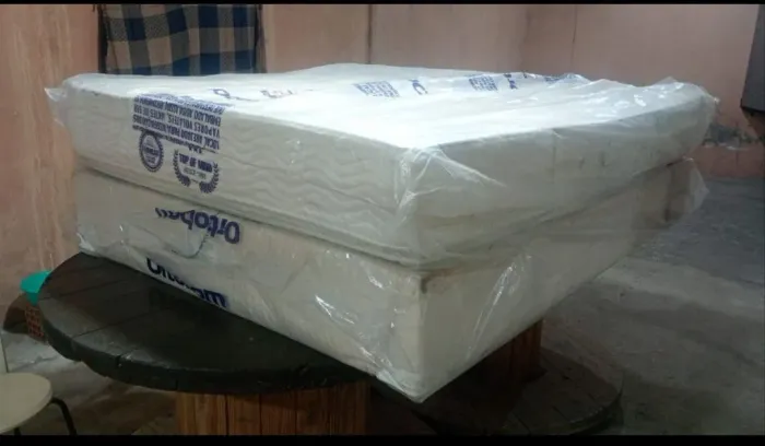 Vendo um conjunto de casal, um box e um colchão, e tem mais um colchão de casal avulso!