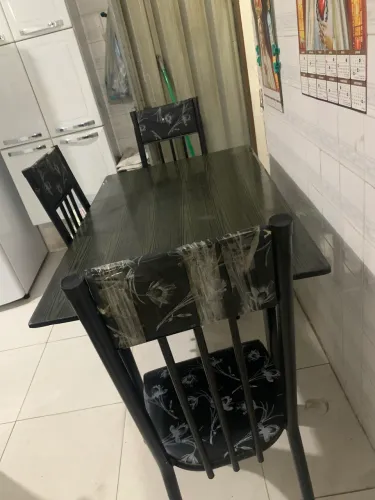 Mesa com 4 cadeiras 