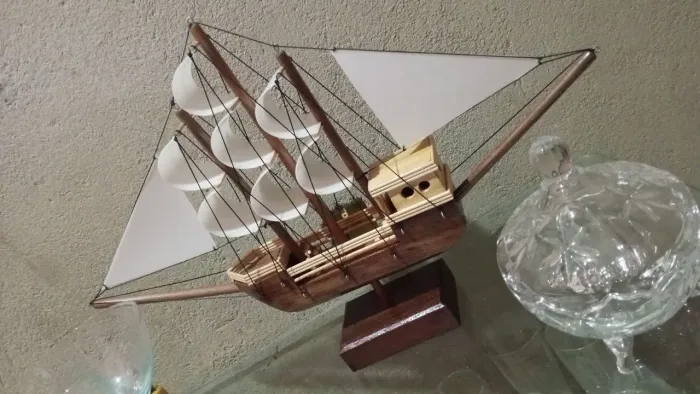 Barco artesanal feito a mão ( veleiro ) 