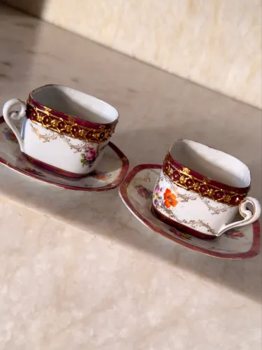 Par de Xícaras de Café/Chá Antigas em Porcelana Fina com Pires