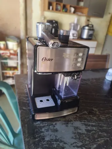 Vendo cafeteira Oster primalatte 110v