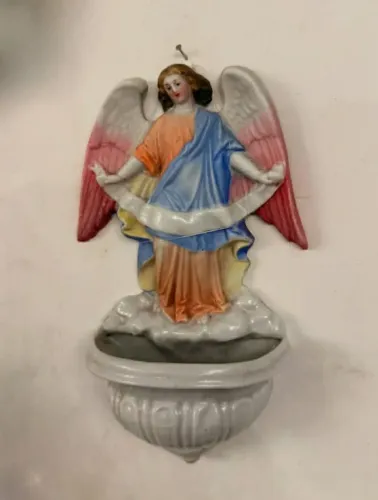anjo com pia de água-benta em porcelana