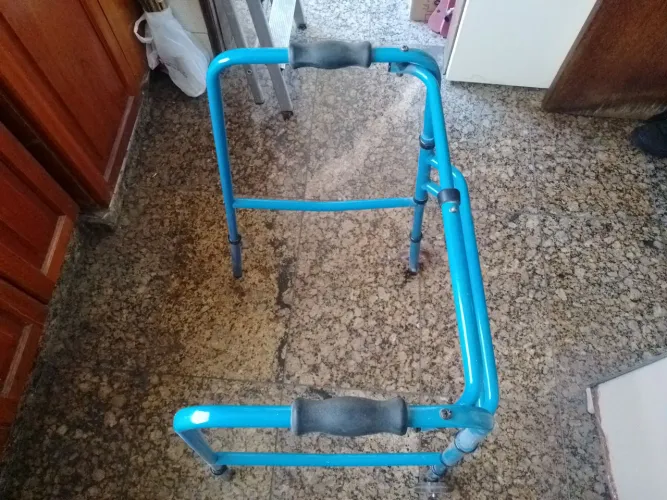 andador articulado e dobrável em alumínio azul com rodas