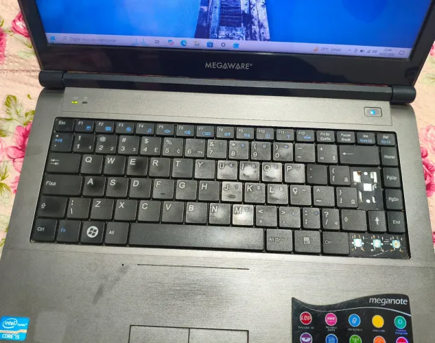 Notebook MEGANOTE 6GB de RAM, TECLADO FALTANDO 3 TECLAS mas funciona normalmente. 