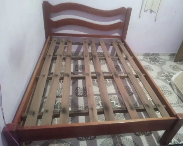 Cama de casal de madeira