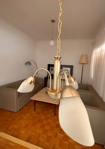 Lustre pendente de teto vintage / antigo com 3 braços e cúpulas de vidro fosco
