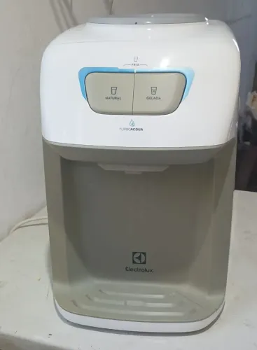 Bebedouro Electrolux de mesa novo