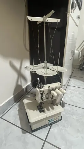 Máquina de Costura Galoneira Portátil Bracob BC 2600 com Motor