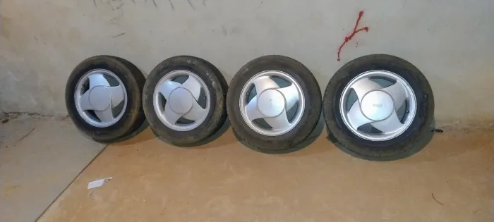 Jogo de rodas aro 14 com pneus semi novos