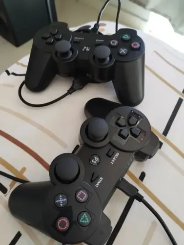 Kit 2 Controles PS3 + 2 Cabos Compatível com Tv Pc Gamer Sem Fio