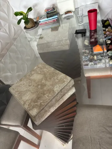 Mesa com pedra de mármore da Jacaúna 