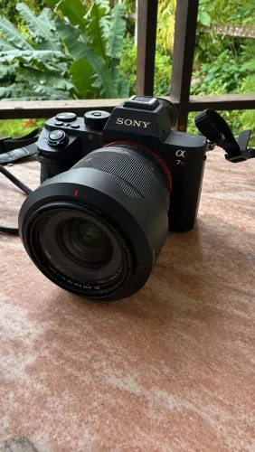 Sony A7R II Full Frame 42MP + Lente 28-70mm OSS + 3 baterias + fonte AC + bolsa Lowepro