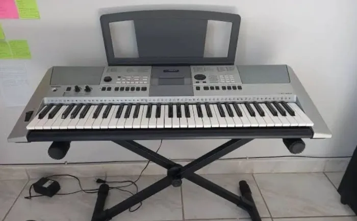 Teclado Yamaha aranjador psr e413 com teclas sensitiva
