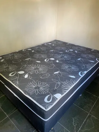 Vendo cama box semi nova, sem imperfeições 