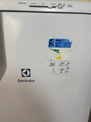 Geladeira usada RE31 eletrolux 240L