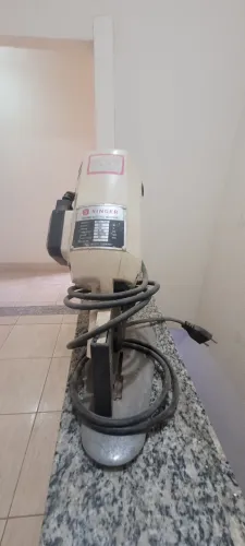 Máquina de cortar tecidos Singer