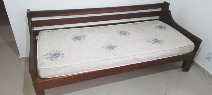 Cama de solteiro madeira antiga