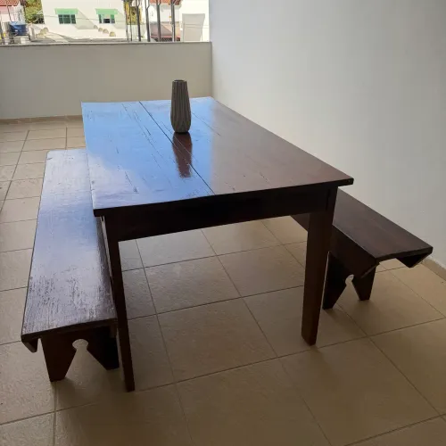 Mesa em madeira Maciça para área gourmet com bancos laterais