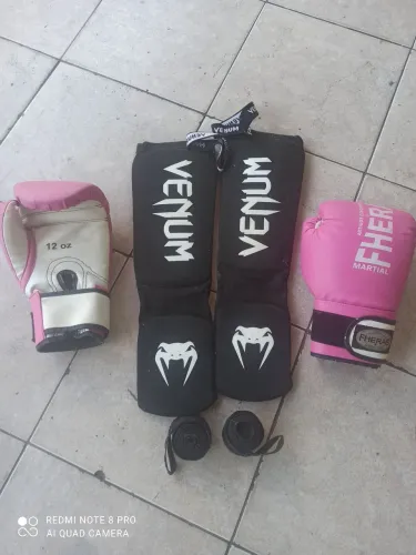 Kit muay Thay, bandagens, luvas e caneleiras