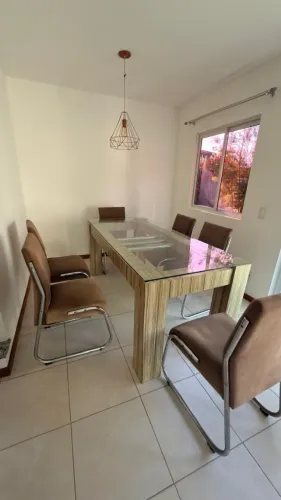 Mesa de jantar seis lugares semi nova