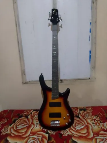 Estou vendendo um contrabaixo de quatro e uma guitarra Memphis 