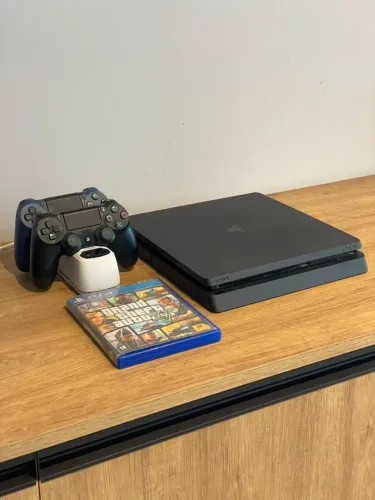 PS4 1TB COM 2 CONTROLES E 2 JOGOS