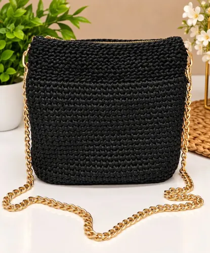 Bolsa de croché preta com alça dourada
