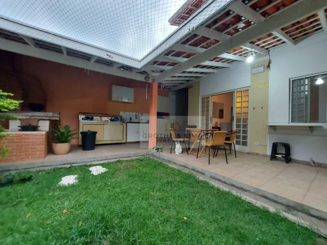 Lindo sobrado à venda dentro de um belo condomínio