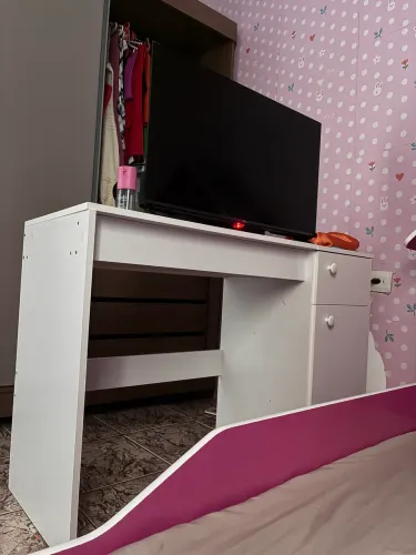 Cômoda de roupas e camarim com espelho.