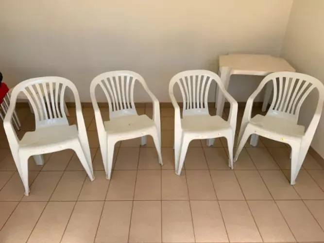 Mesa com 4 cadeiras plastico + mesinha