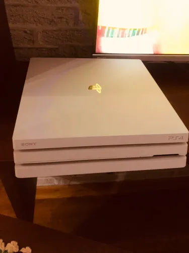 PlayStation 4 Pro desbloqueado + 2 controles + base de carregamento