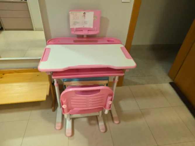 Mesa e cadeira infantil com ajuste de altura e apoio para livro