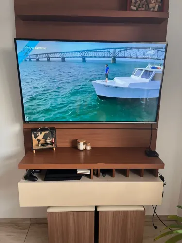 Painel de TV / Rack (1,20m) com gaveta Basculante + 2 Puffs Inclusos