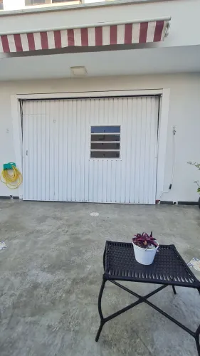 Portão Basculante Branco 3,20m x 2,30m com Porta Social e Visor - Ótimo Estado