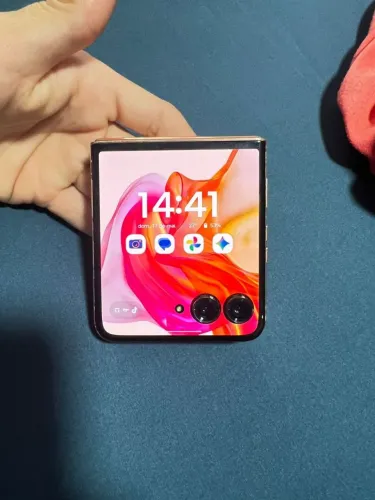 Moto razr 50ultra, tela interna danificada