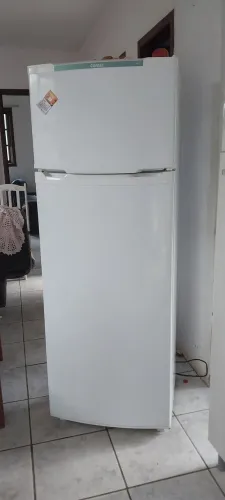 Geladeira 336 litros, funcionando