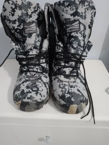 Bota coturno camuflada