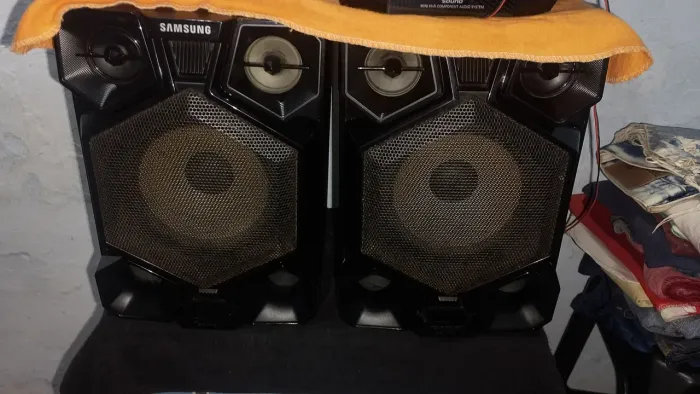 Som da Samsung Giga blast muito boa de qualidade. Fasso negócio também