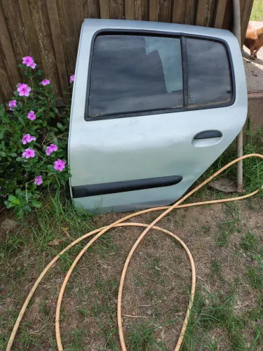 Vendo porta traseira direita e esquerda veículo Renault clio