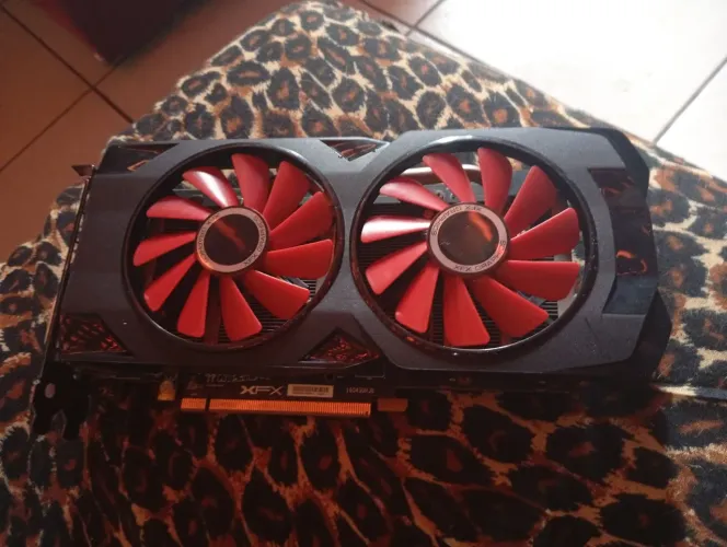 Placa de vídeo RX580 8gb com (defeito)