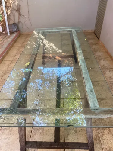 Mesa rústica de vidro