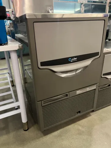 Máquina de gelo em cubos 65kg por dia - nova 