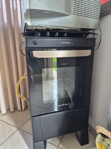 Fogão Atlas 4 bocas com mesa de vidro.