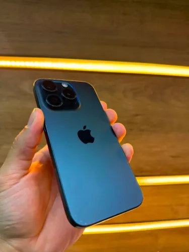 IPHONE 15 PRO 128GB-pequeno detalhe- peça toda original