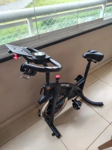 Bicicleta ergométrica de spinning FIT-GO preta com  display integrado.