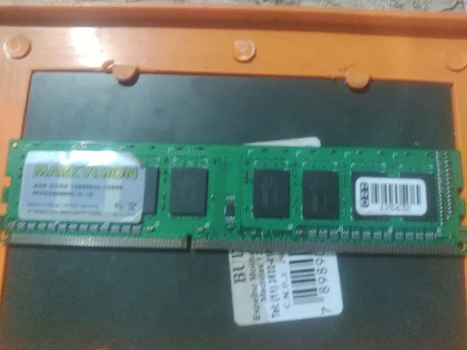 Memória DDR 3 4 gigas frequência 1333 boa funcionando perfeitamente