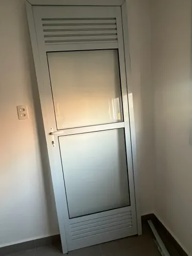 Porta branca de alumínio com vidro